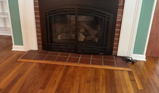 Fire place with gas log