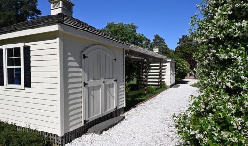 Colonial garden sheds
