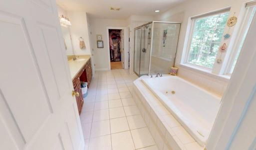 Main Ensuite Bathroom
