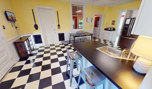Cool kitchen with peninsula