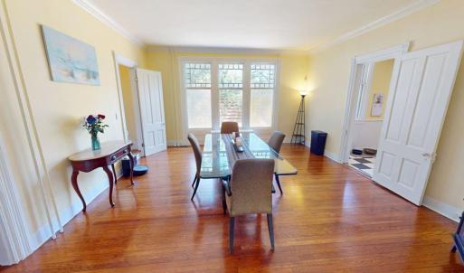 Large dining room for entertainment.