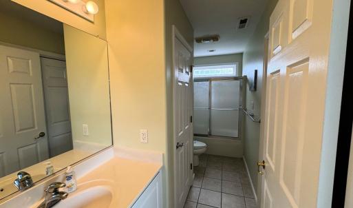 Upstairs full bathroom.