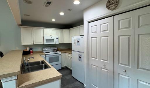 Totally equipped kitchen with washer & dryer