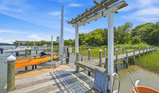 Swinger boat lift