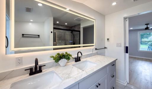 1st Floor Primary Bathroom