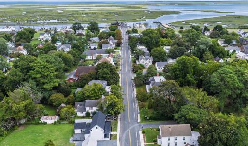 Walking distance to Marina & Boat Ramp, You can walk to Public Marina and Boat .  ramp.  Wachapreague Channel that leads to the Atlantic Ocean