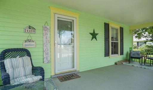 Open Front Porch, Plenty of seating
