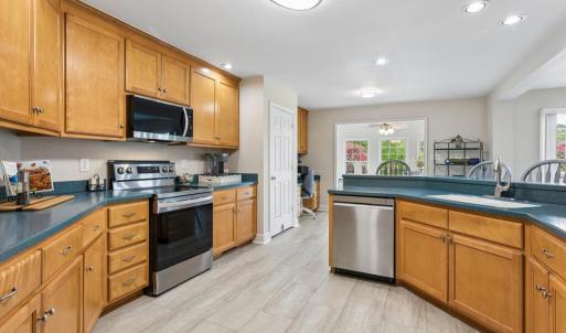 Large kitchen with lots of storage