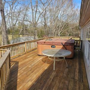 Wonderful Deck with Hot Tub!