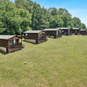 8 Guest Cabins