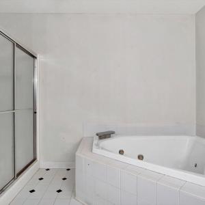 Main House - Master #1  Full Bath01