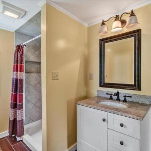 Farmhouse - Full Bath Entry Lvl