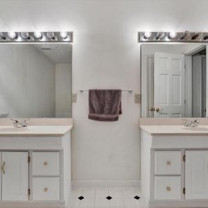 Main House - Master #1 Full Bath02