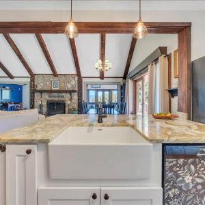 Kitchen to Dining & Great Rm