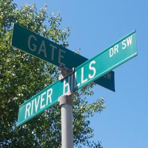 3090 River Hills Sign pic