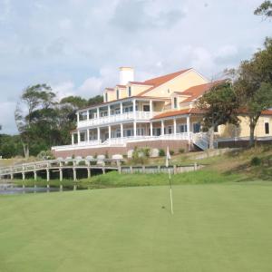 Brick-Landing-18th-Hole-with-Clubhouse