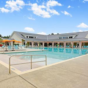 2 Wellness Center Outdoor pool 2