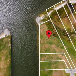Large waterfront lot in Cannonsgate