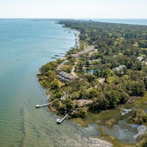 McGinnis Point West Court