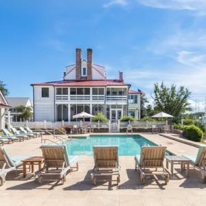 Harbor Club & Pool