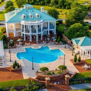 Screenshot of pool & clubhouse from cann