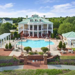 CLUBHOUSE & POOL