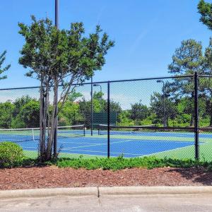 TENNIS & PICKLEBALL COURTS