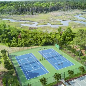 TENNIS & PICKLEBALL COURTS