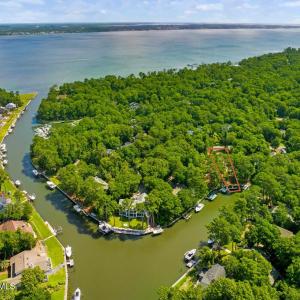 Enjoy the privacy of the canal