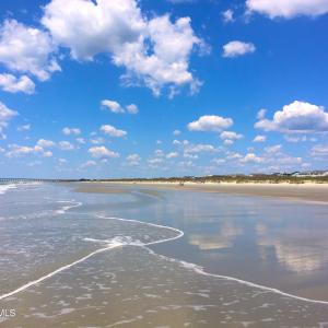 Gently rolling waves at Sunset Beach