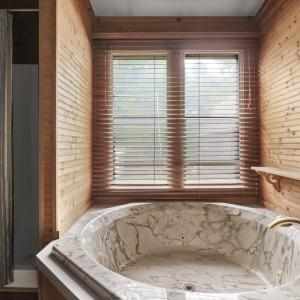 Jetted tub