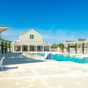 Clubhouse & Pool