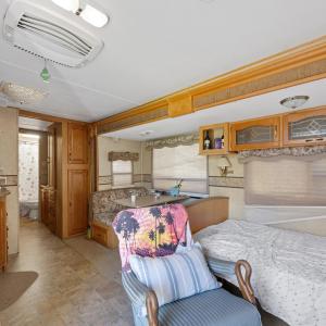 8_bedroom
