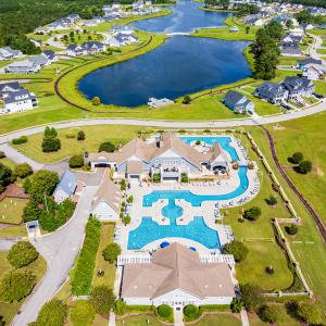 pool-clubhouse-lake
