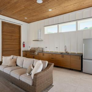 amenities-ground-pool-house-01