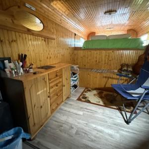 INSIDE TRAILER 1V