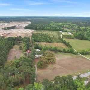 2 Outbuildings/Sheds included