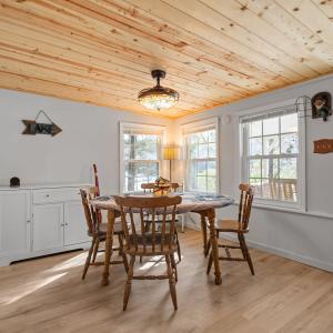 Cute Dining Area!