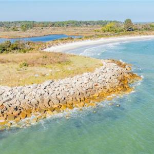 Do you want to live near the water in a small community....here it is!