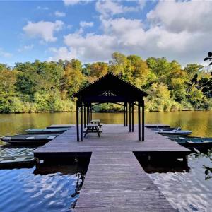 View of neighborhood  boathiuse
