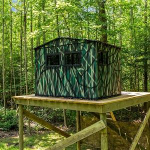 Raised hunting blind