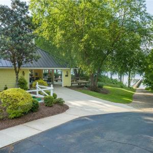 Clubhouse, swimming pool & covered patio area