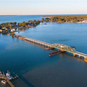 Public access points at Edwards Creek Landing