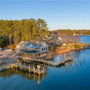 Dock the boat for some good eats at the local "Hole in the Wall" restaurant!