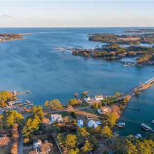Surrounded by the Piankatank River & the Chesapeake Bay
