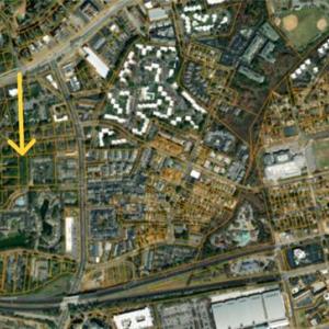 Yellow arrow showing lot and proximity to the beach