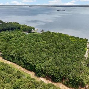 Photo #4 of 1129 Lawnes Neck Drive, Smithfield, Virginia 2.4 acres