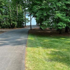 path to lake from clubhouse