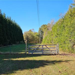 Gate, entrance, easement fr/Mr. Henry Rd