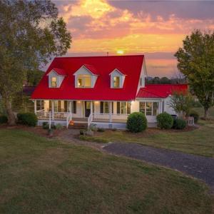 Custom built farm house w/ extensive renovations (2020-2021)